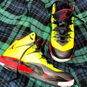 Nike Youth Air Jordan Super Fly 2 GS Shoe 602665-701 Volt/Blk/White
5.5 Y